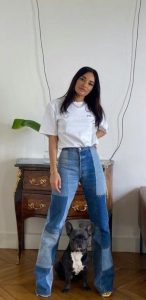 atuendo básico con jeans y una camiseta blanca