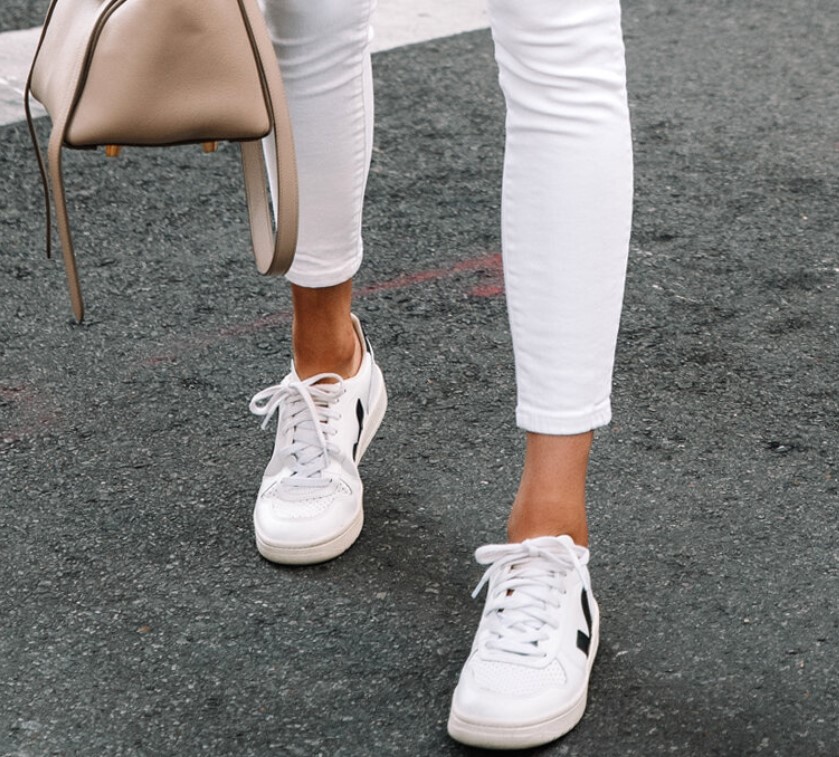 zapatillas blancas con pantalones blancos